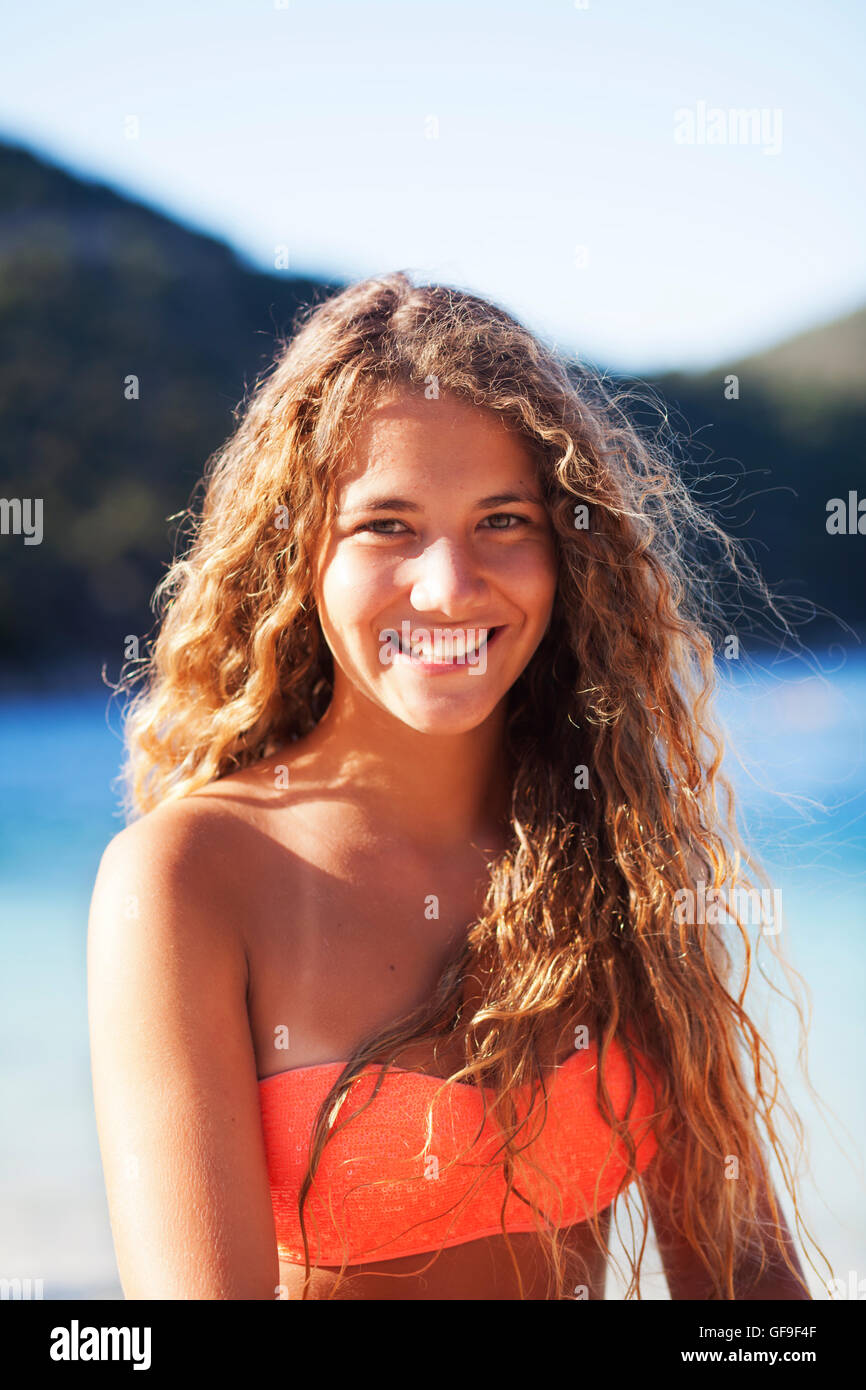 Giovane donna bellissima al mare. Cefalonia, Antisamos beach, Isole Ionie, Grecia Foto Stock