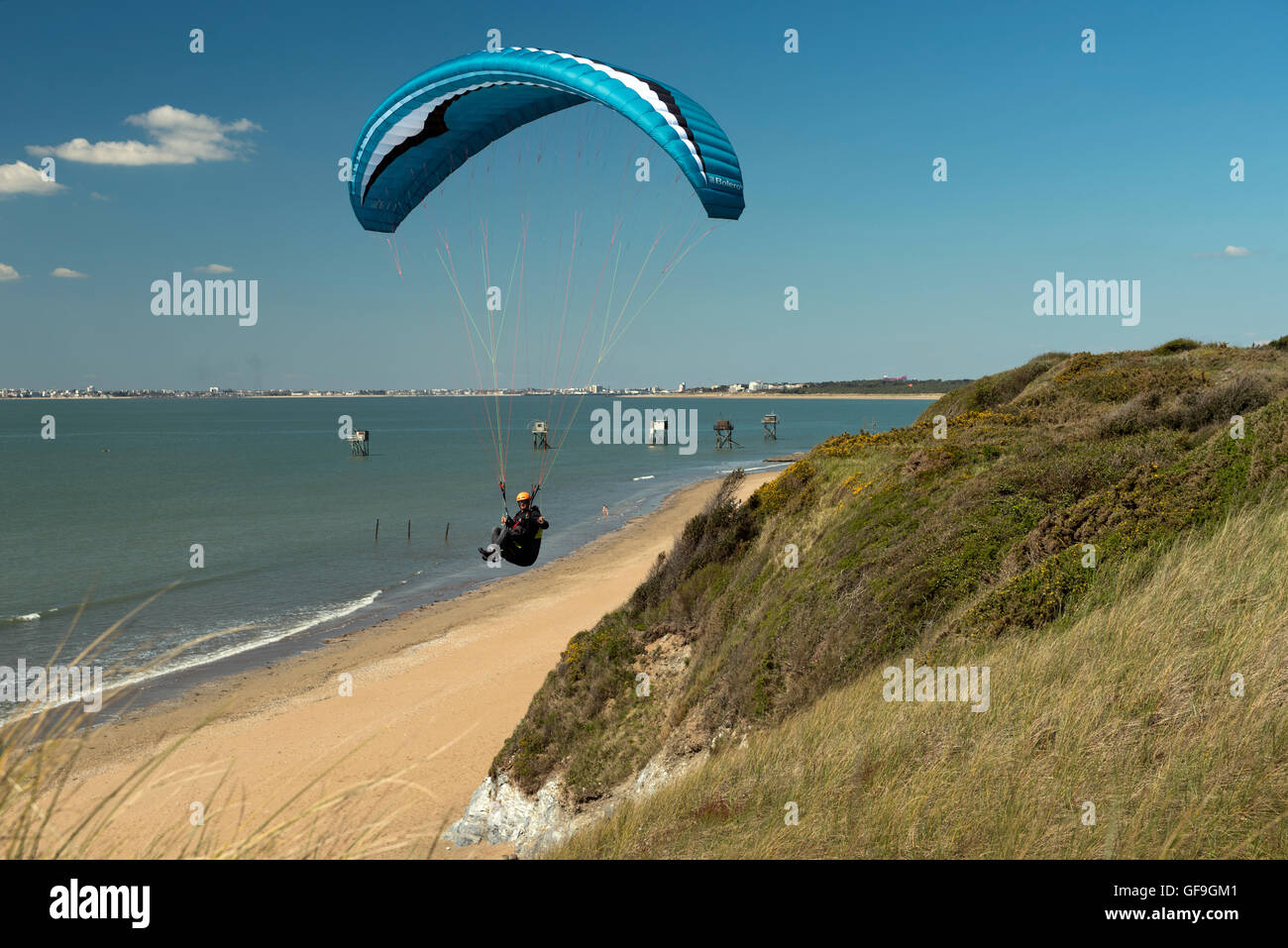 Parapendio vola lungo la costa atlantica vicino a St Michel Chef Chef, Loire-Atlantique, Francia Foto Stock