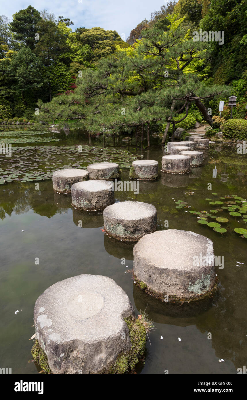 Pietre miliari in stagno a giardini di Heian Jingu, Kyoto, Giappone Foto Stock