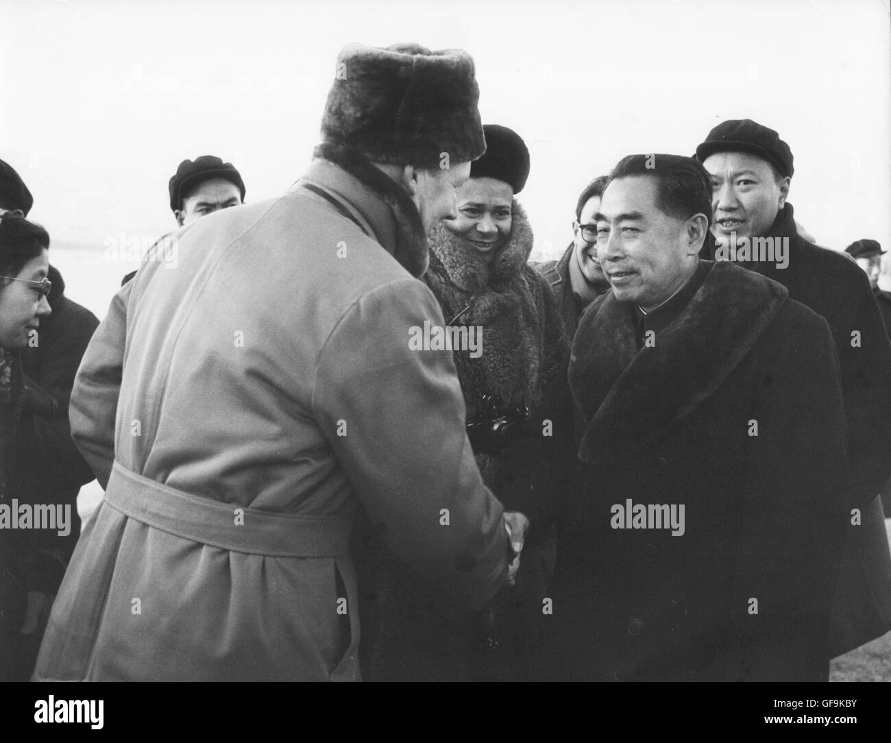 Chou En-Lai, la Premiere della Repubblica popolare di Cina, accogliendo i giornalisti occidentali Edmund Stevens e William degno Foto Stock
