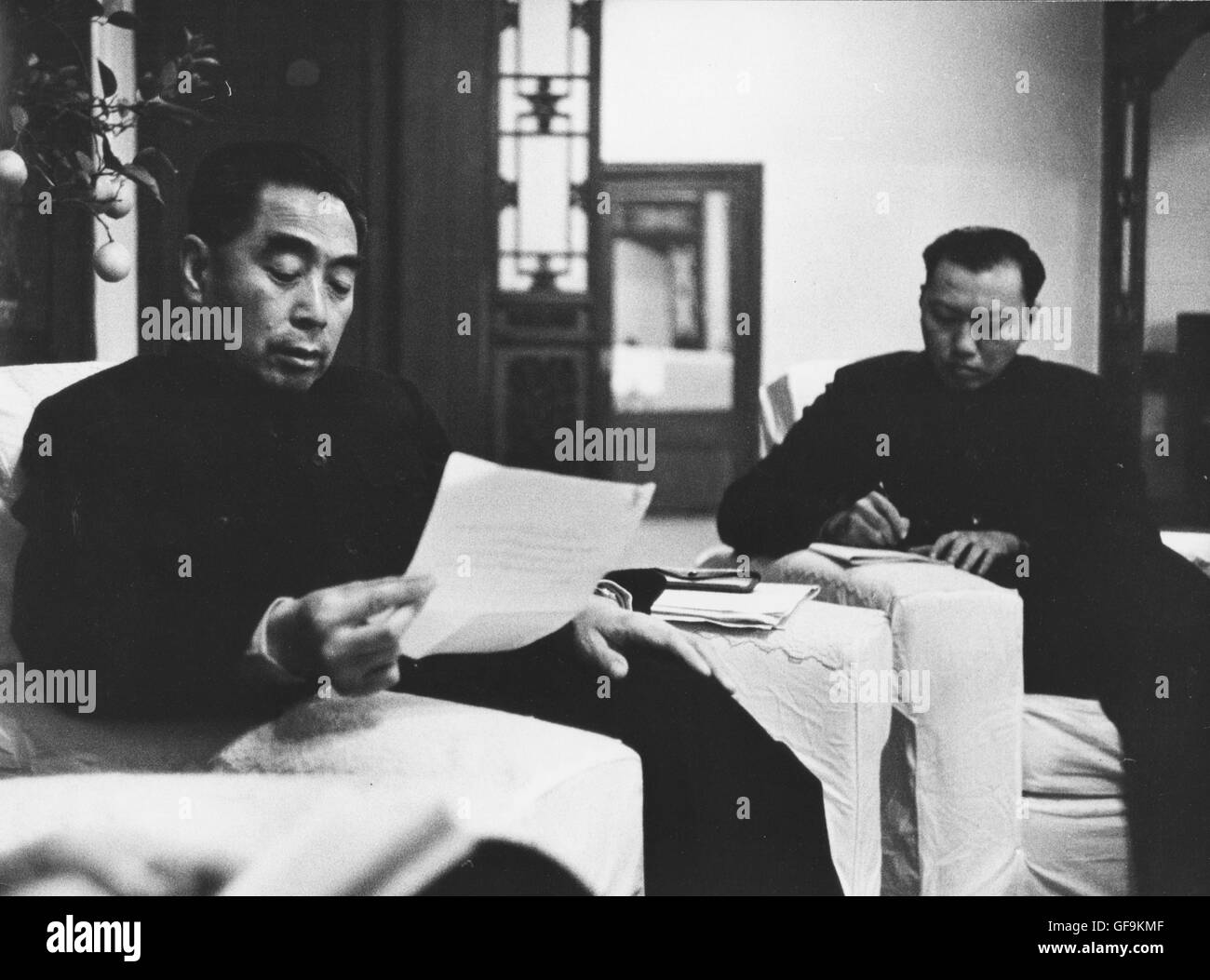 Chou En-Lai, la Premiere della Repubblica popolare di Cina, rivedendo la corrispondenza a domicilio, 1957. Foto Stock