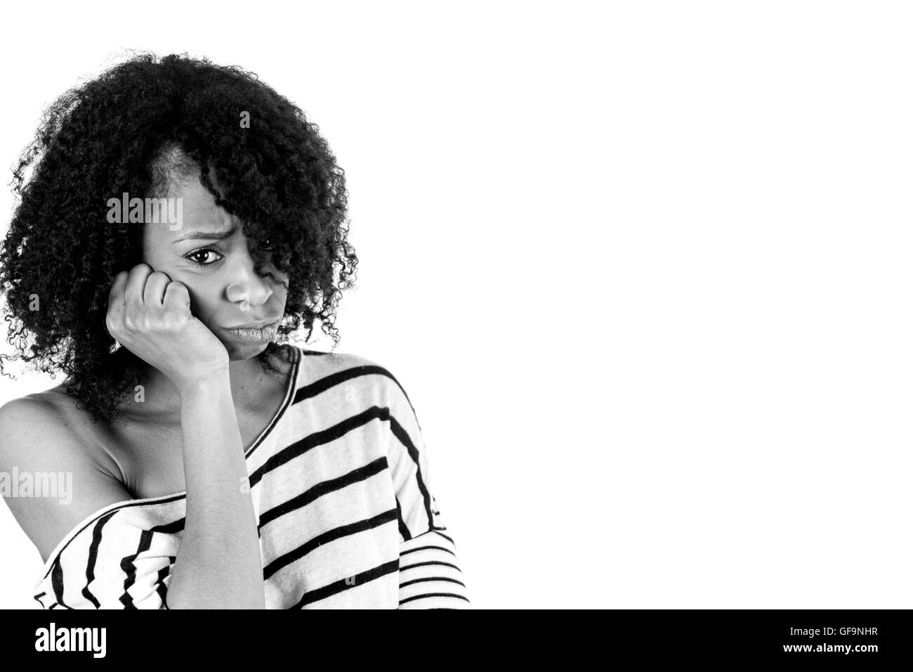 Modello femminile donna attraente su plein sfondo con spazio copia noia premuto Foto Stock