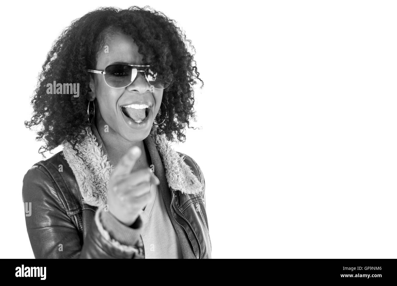 Modello femminile donna attraente su plein sfondo con spazio copia scolding il visualizzatore Foto Stock