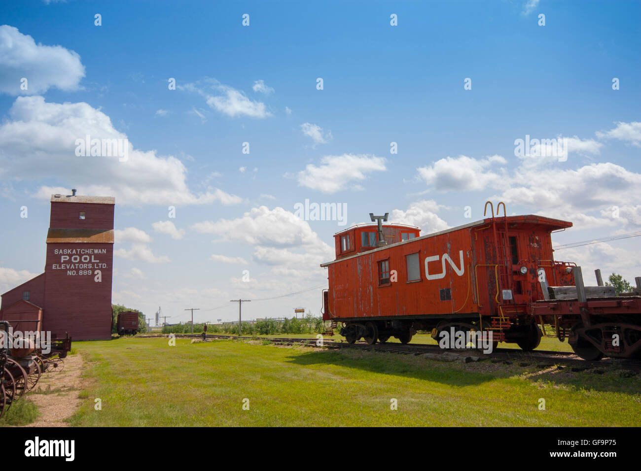 Silos e treno con le protezioni van a open air museum in North Battleford Saskatchewan Canada Foto Stock