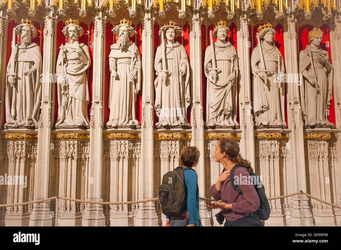 York Minster, vista di turisti femminili che guardano uno schermo medievale dell'altare contenente le statue dei re inglesi, York Minster Cathedral, York, Inghilterra Foto Stock