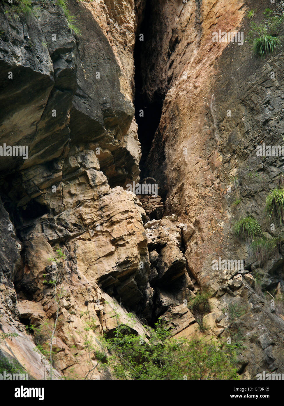 Il "appendere bare" del Torrente Shennong, un affluente del fiume Yangtze. Foto Stock