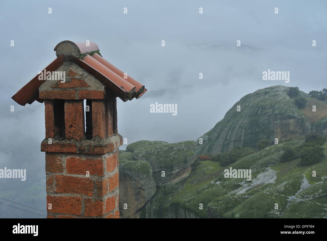 Foggy scenario della Meteora, Grecia Foto Stock