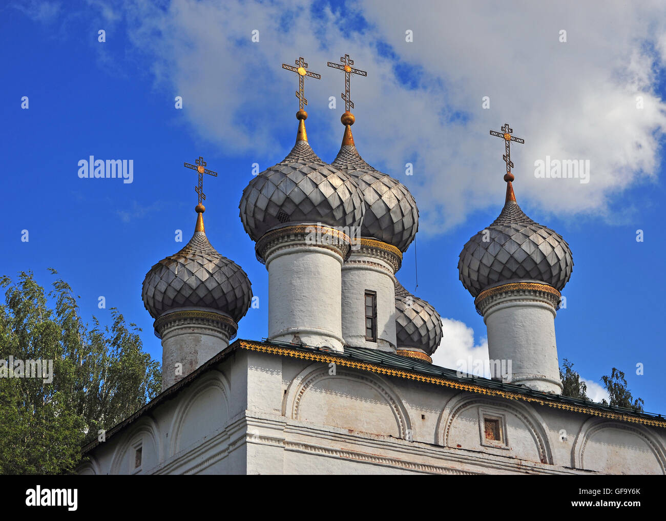 Cupole di una vecchia chiesa ortodossa della chiesa russa, a Kostroma, Russia Foto Stock