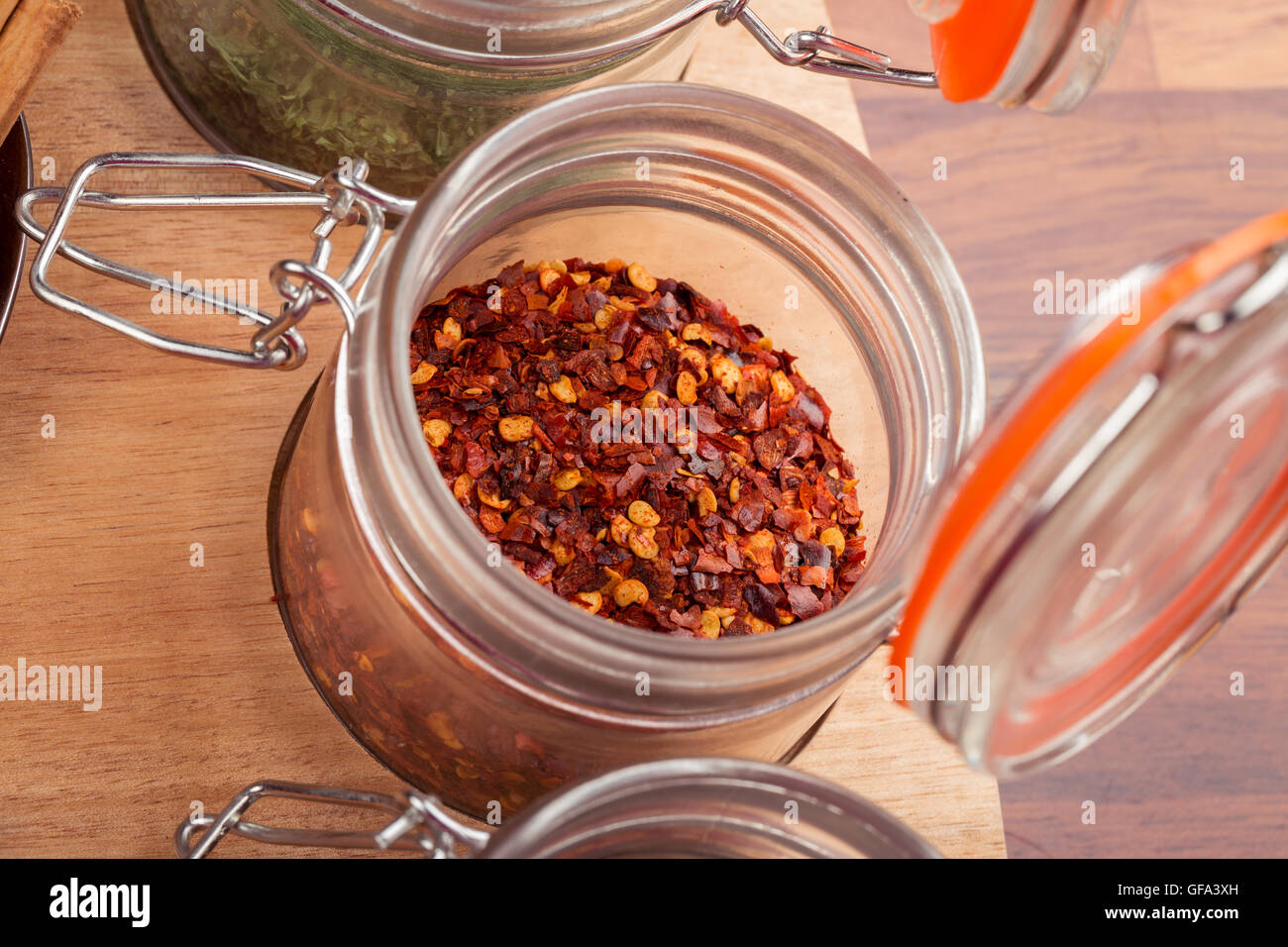 Peperoncino rosso fiocchi in un vasetto di vetro. Foto Stock