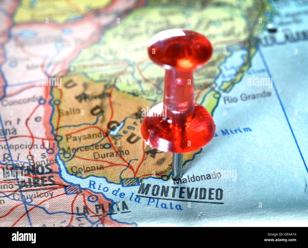 Close-up di una puntina rossa su una mappa di Montevideo Uruguay - Concetto di viaggio Foto Stock