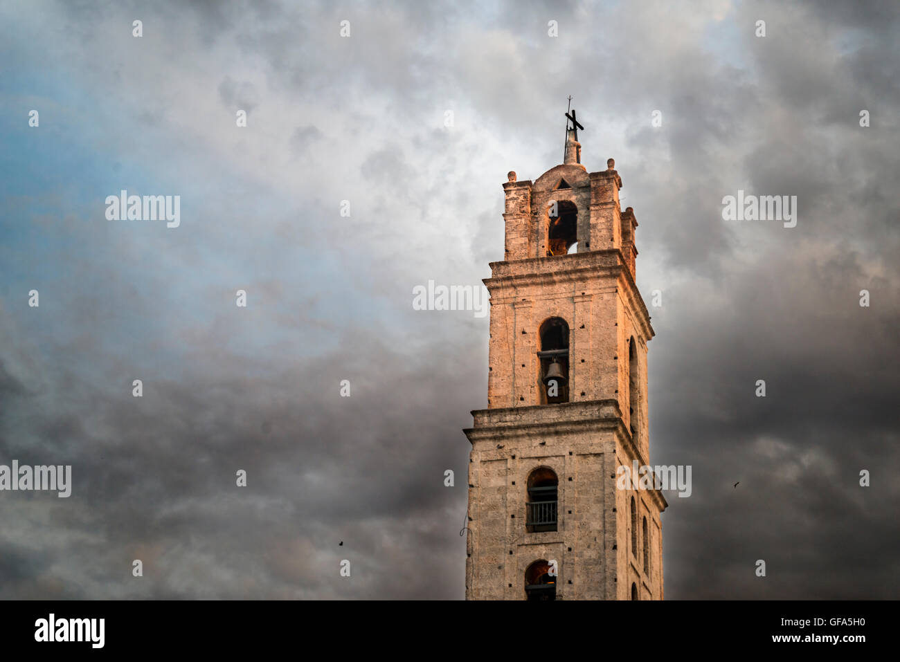 Torre del Convento di San Francesco di Assisi, architettura barocca di Havana oltre il cielo nuvoloso Foto Stock