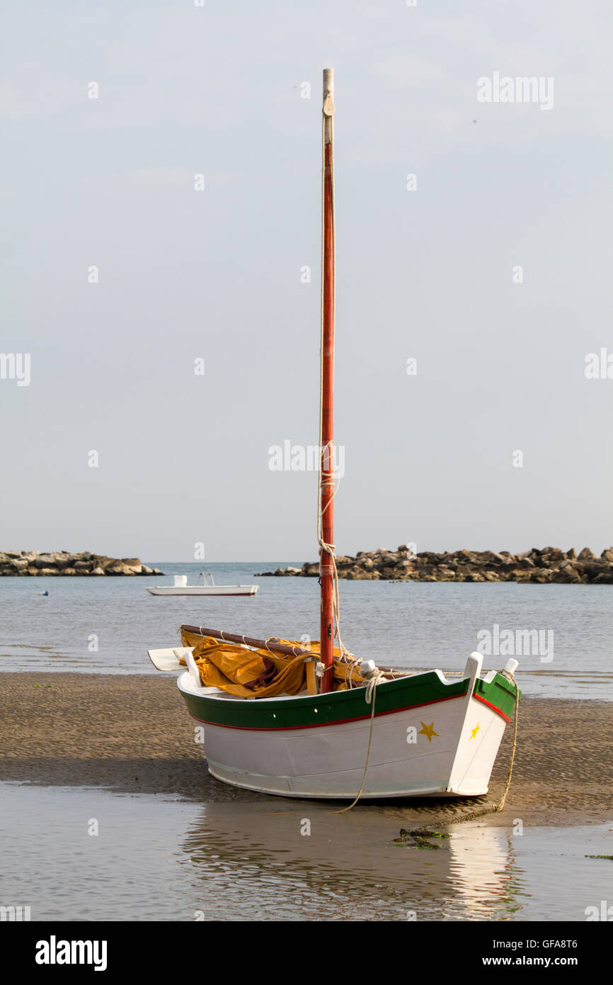 Tradizionale barca a vela in secco, la bassa marea, Italia adriatica Foto Stock