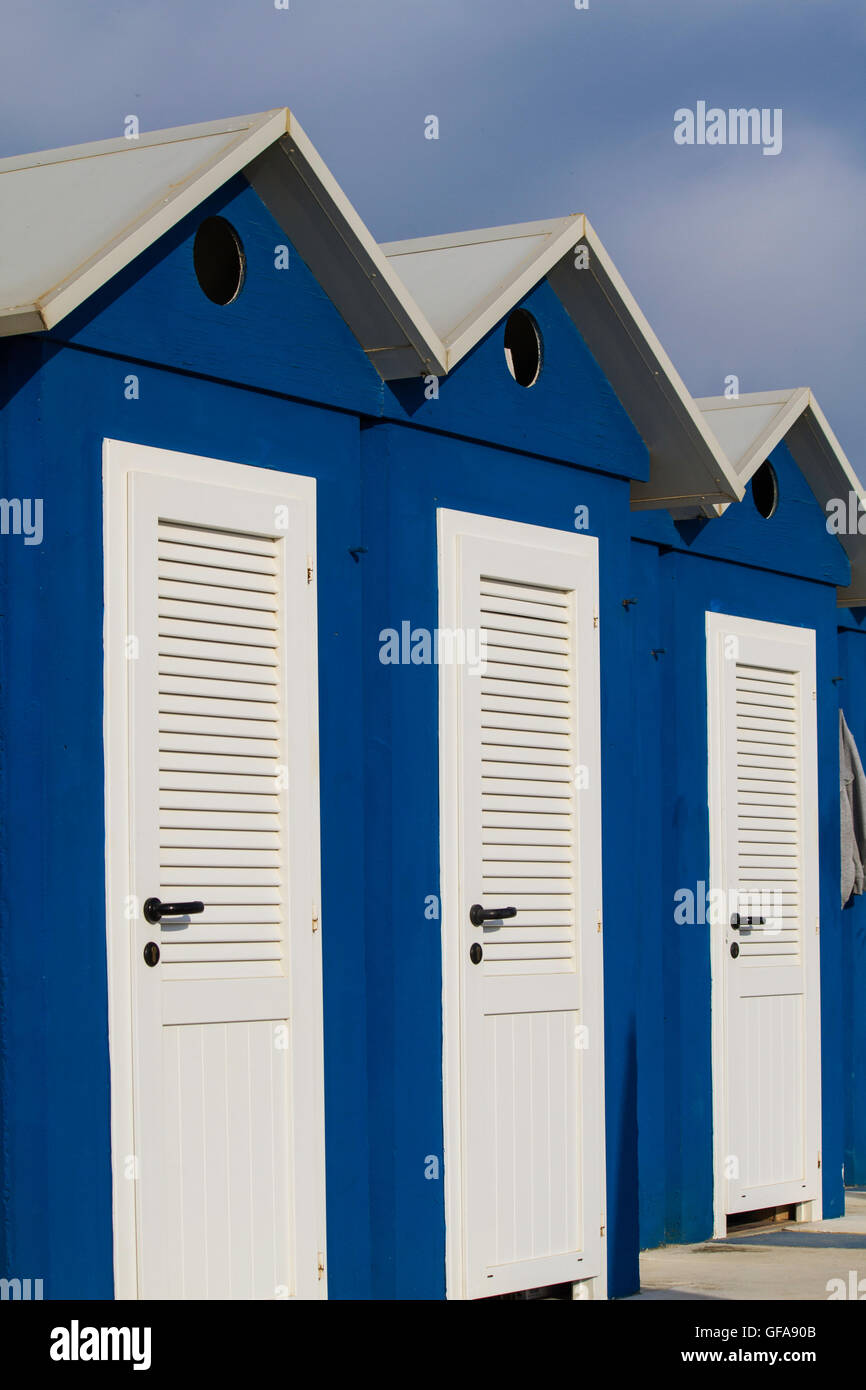 Blu e bianca spiaggia di cabina a Rimini mare adriatico Foto stock - Alamy