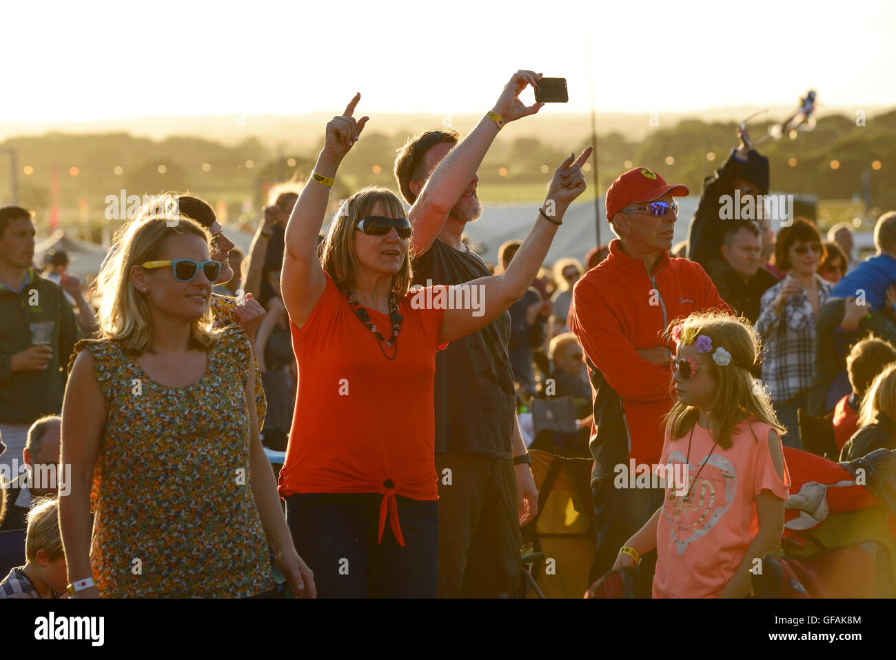 Carfest Nord, Bolesworth, Cheshire, Regno Unito. Il 29 luglio 2016. Le persone che si godono la musica sul palco principale. La manifestazione è il frutto di Chris Evans e dispone di 3 giorni di automobili, musica e intrattenimento con i profitti di essere donati alla carità i bambini in stato di bisogno. Andrew Paterson/Alamy Live News Foto Stock