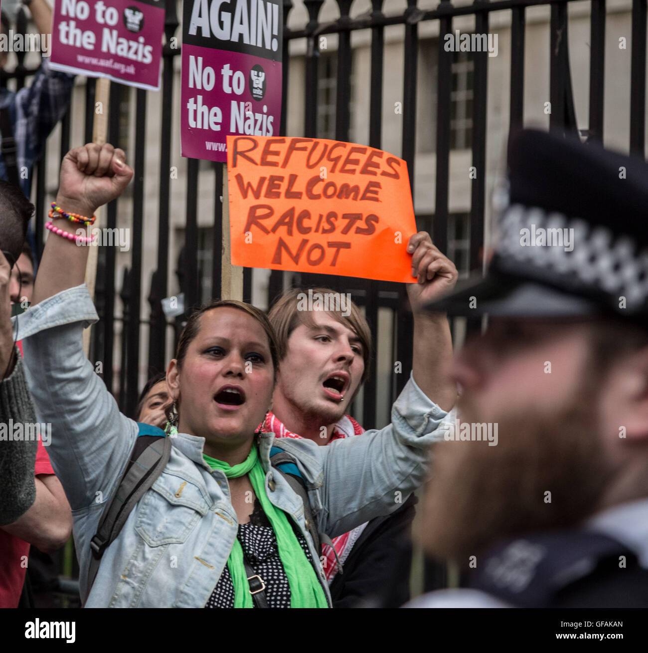 Londra, Regno Unito. 29 Luglio, 2016. Gruppi Anti-Fascist contro-protestare sotto una forte presenza della polizia contro di estrema destra nazionalisti britannica marciando a Downing Street Brexit esigenti l'articolo 50 è immediatamente richiamato Credito: Guy Corbishley/Alamy Live News Foto Stock