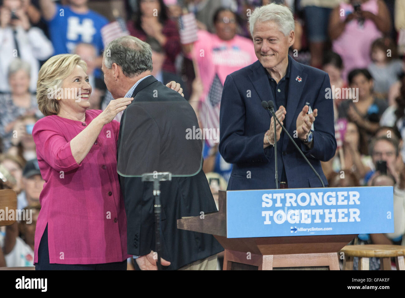 Philadelphia, Stati Uniti d'America. 29 Luglio, 2016. 29 Luglio 2016 - Philadelphia, PA - Il senatore Tim Kaine morsa democratica candidato presidenziale a HIllary rally in Philadelphia (l-r Hillary Cinton, Tim Kaine, Bill Clnton & Anne Holton). Photo credit: Rudy k/Alamy Live News Foto Stock