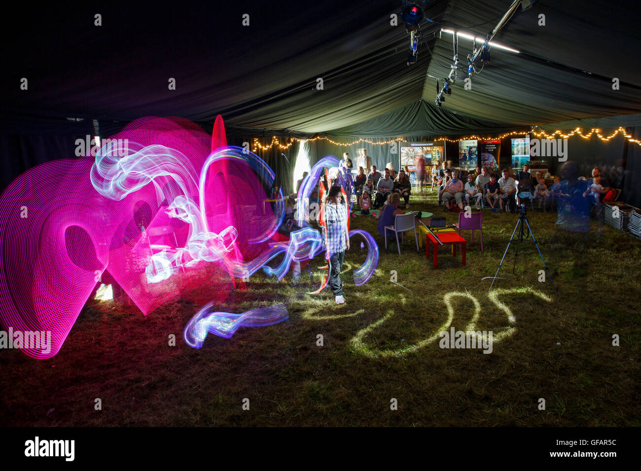 Charlton Park, Regno Unito. 29 Luglio, 2016. I bambini partecipano in un luminoso e atelier di pittura nel Padiglione della fisica in una soleggiata Womad Festival, 29 luglio 2016. Credito: Adam Gasson/Alamy Live News Foto Stock