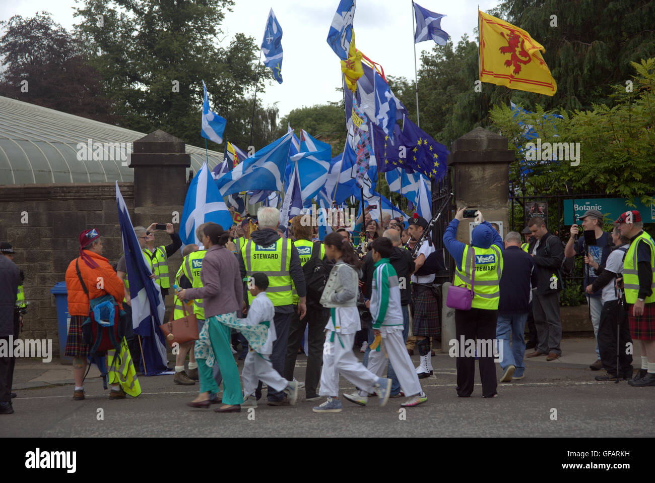 Glasgow, Scotland, Regno Unito. Il 30 luglio, 2016. Indipendenza scozzese marzo organizzata da il tutto sotto un unico gruppo di Banner, insieme fuori dal Giardino Botanico e culminata in un rally a George Square polizia stimare la folla a tre mila e gli organizzatori dicono che è il più grande di sempre. Credito: Gerard Ferry/Alamy Live News Foto Stock