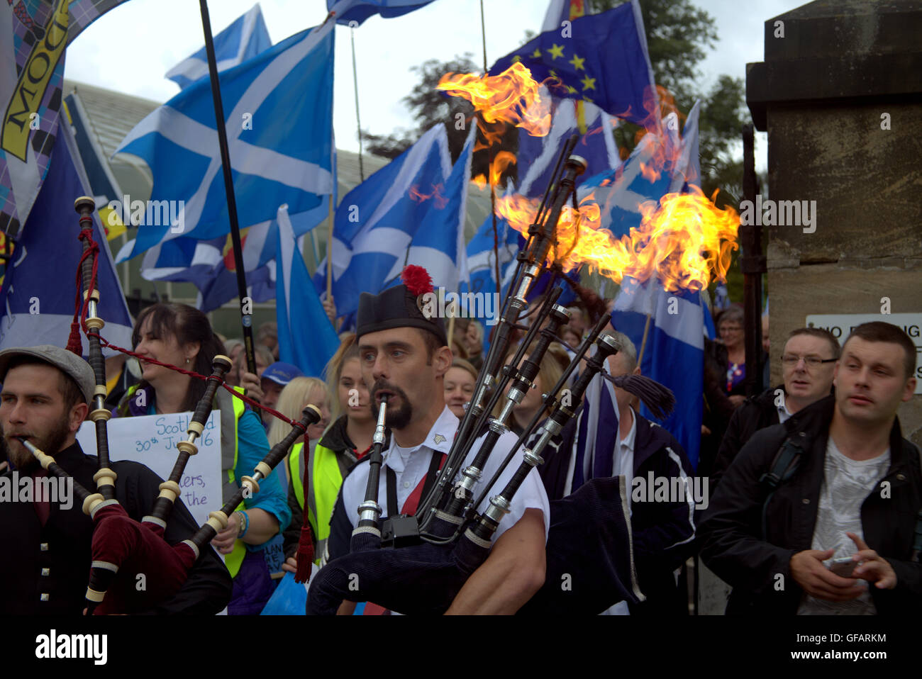 Glasgow, Scotland, Regno Unito. Il 30 luglio, 2016. Indipendenza scozzese marzo organizzata da il tutto sotto un unico gruppo di Banner, insieme fuori dal Giardino Botanico e culminata in un rally a George Square polizia stimare la folla a tre mila e gli organizzatori dicono che è il più grande di sempre. Credito: Gerard Ferry/Alamy Live News Foto Stock