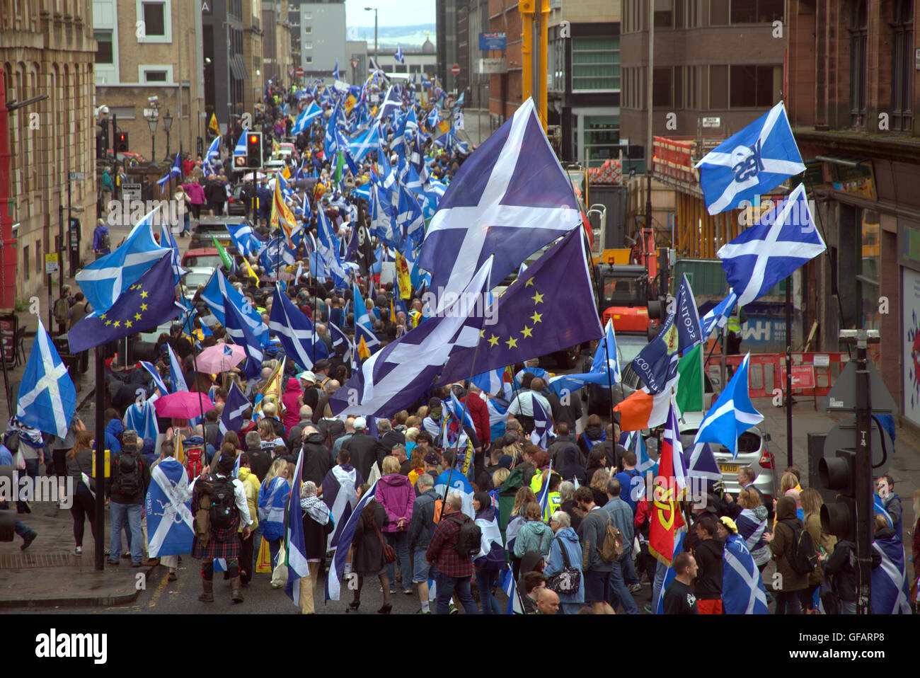 Glasgow, Scotland, Regno Unito. Il 30 luglio, 2016. Indipendenza scozzese marzo organizzata da il tutto sotto un unico gruppo di Banner, insieme fuori dal Giardino Botanico e culminata in un rally a George Square polizia stimare la folla a tre mila e gli organizzatori dicono che è il più grande di sempre. Credito: Gerard Ferry/Alamy Live News Foto Stock