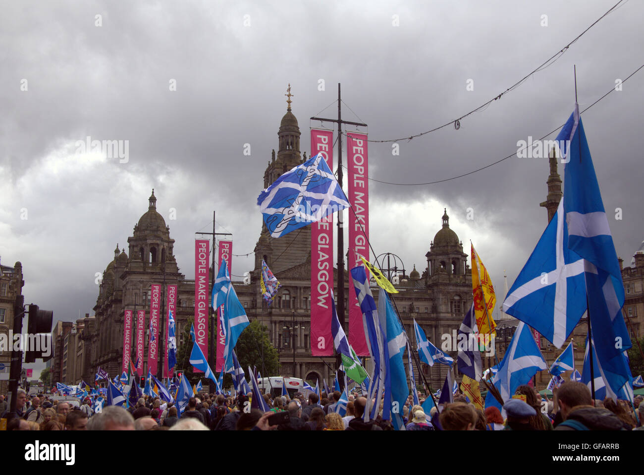 Glasgow, Scotland, Regno Unito. Il 30 luglio, 2016. Indipendenza scozzese marzo organizzata da il tutto sotto un unico gruppo di Banner, insieme fuori dal Giardino Botanico e culminata in un rally a George Square polizia stimare la folla a tre mila e gli organizzatori dicono che è il più grande di sempre. Credito: Gerard Ferry/Alamy Live News Foto Stock