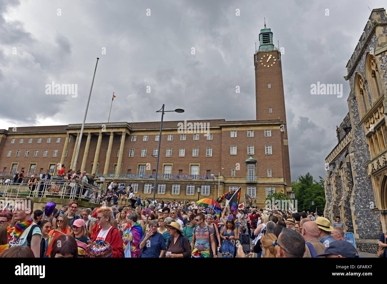 Norwich, Norfolk, Regno Unito 30 luglio 2016 LGBT Sfilata Arcobaleno Norwich, migliaia si uniscono alla processione sul marzo attraverso il centro città di Norwich Credito: HazyPics/Alamy Live News Foto Stock