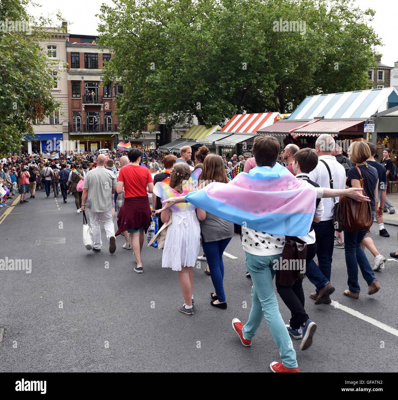 Norwich, Norfolk, Regno Unito 30 luglio 2016 LGBT Sfilata Arcobaleno Norwich, migliaia si uniscono alla processione sul marzo attraverso il centro città di Norwich Credito: HazyPics/Alamy Live News Foto Stock