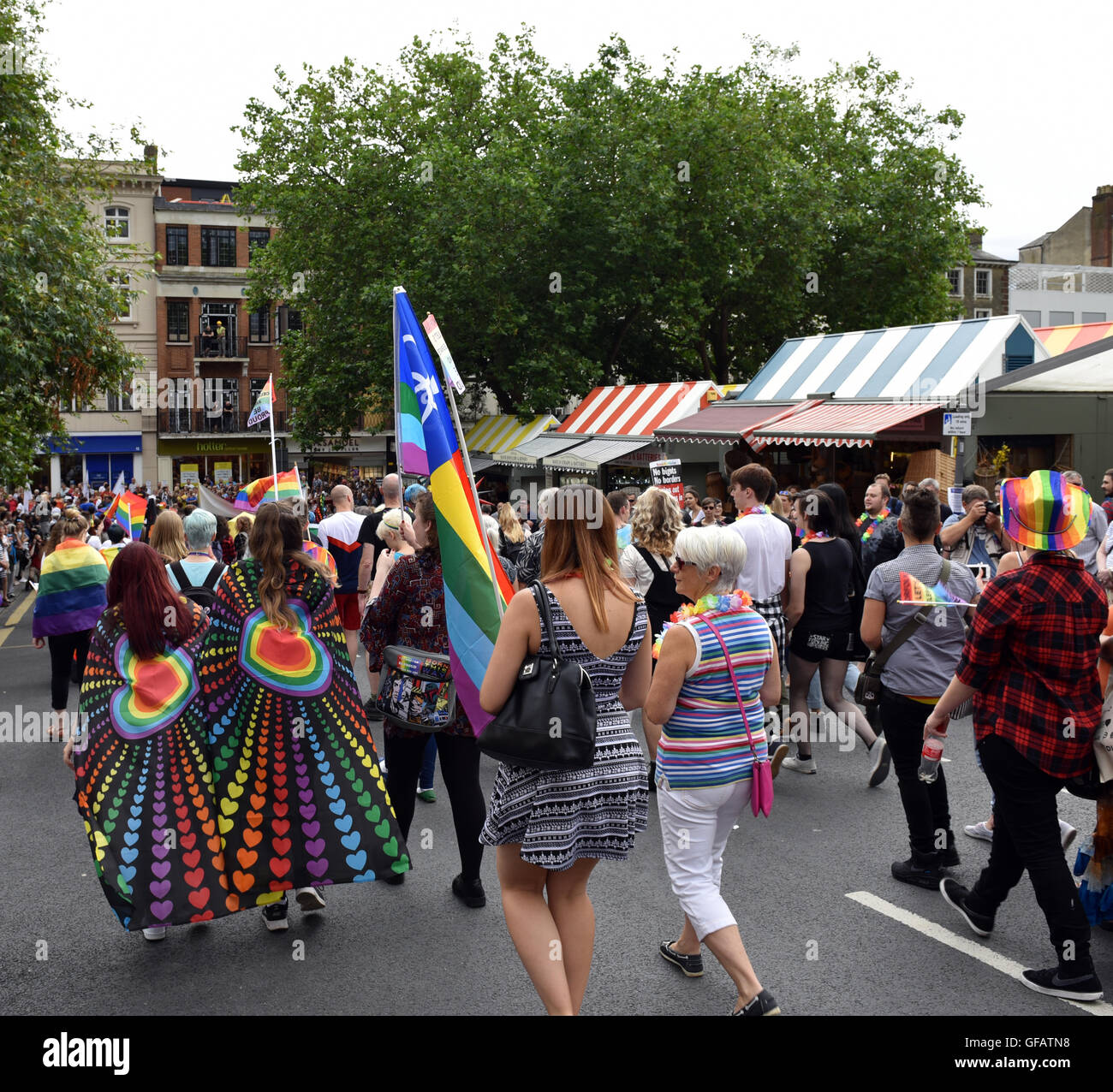 Norwich, Norfolk, Regno Unito 30 luglio 2016 LGBT Sfilata Arcobaleno Norwich, migliaia si uniscono alla processione sul marzo attraverso il centro città di Norwich Credito: HazyPics/Alamy Live News Foto Stock