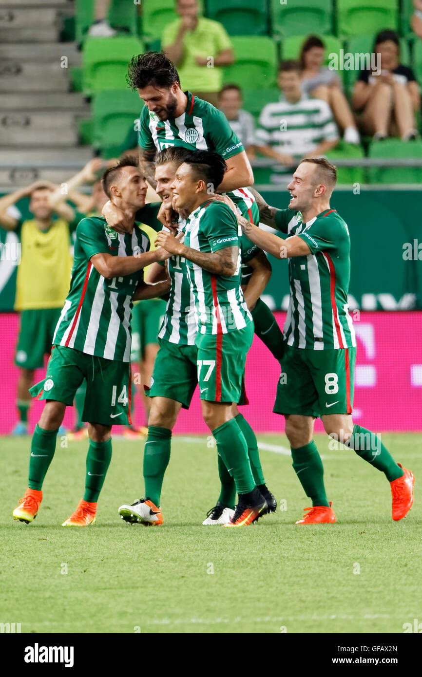 Budapest, Ungheria. Il 30 luglio, 2016. Emir Dilaver (L3) di Ferencvarosi TC celebra il suo punteggio del team di obiettivo con Dominik Nagy #14, Marco Djuricin (L2), Cristian Ramirez #77, e Gergo Lovrencsics #8 di Ferencvarosi TC durante l'Ungherese Banca OTP Liga match tra Ferencvarosi TC e DVTK a Groupama Arena sulla luglio 30, 2016 a Budapest, Ungheria. Credito: Laszlo Szirtesi/Alamy Live News Foto Stock