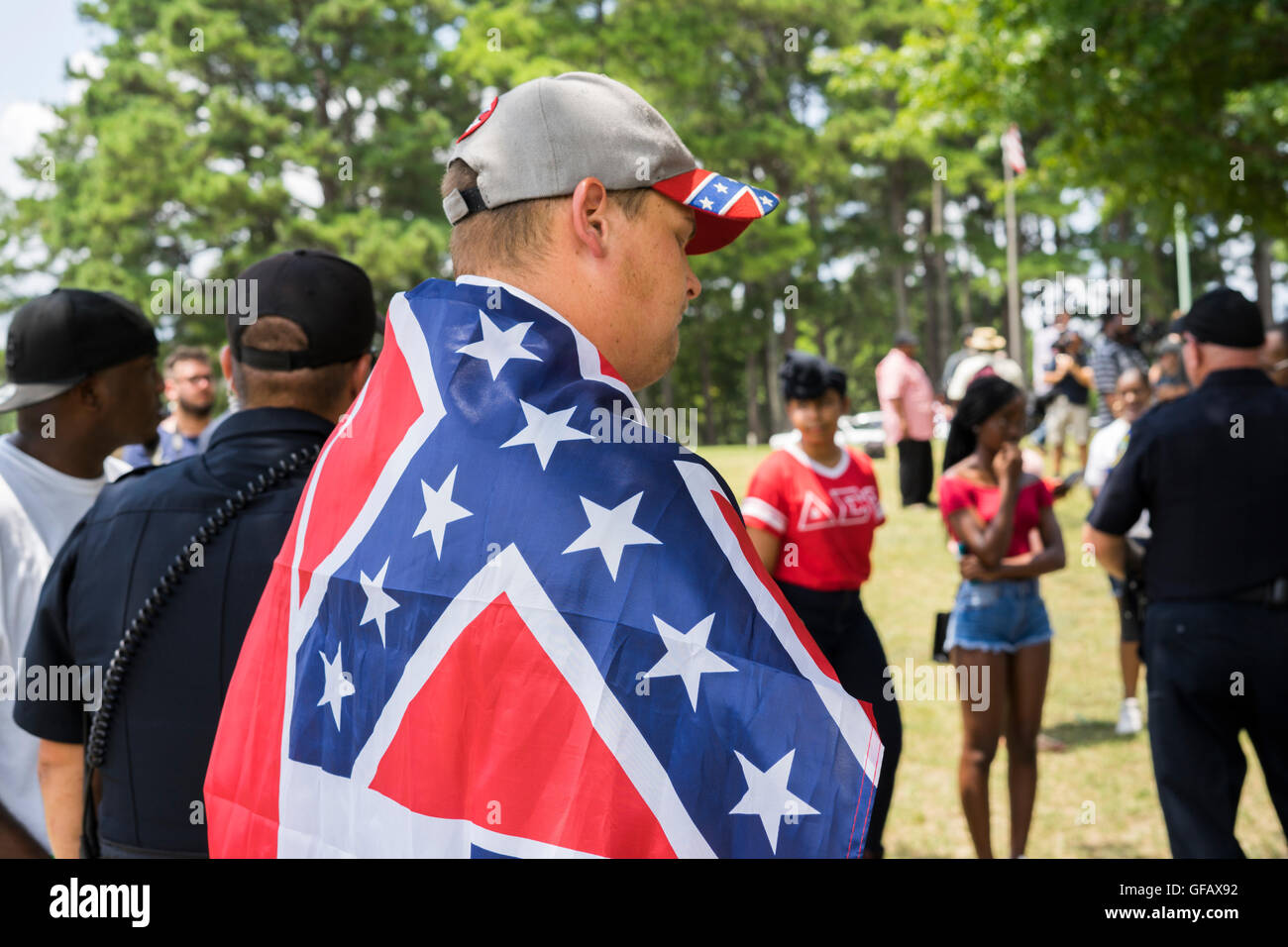 Joshua Marsh, ha dimostrato fino al Rally in Tupelo, Sig.ra per mostrare il loro sostegno per la polizia indossando la bandiera confederate sul nero vive questione lato della barricata. Entrambi i lati hanno fatto del loro meglio per far sentire la loro voce. Credito: Tim Thompson/Alamy Live News Foto Stock