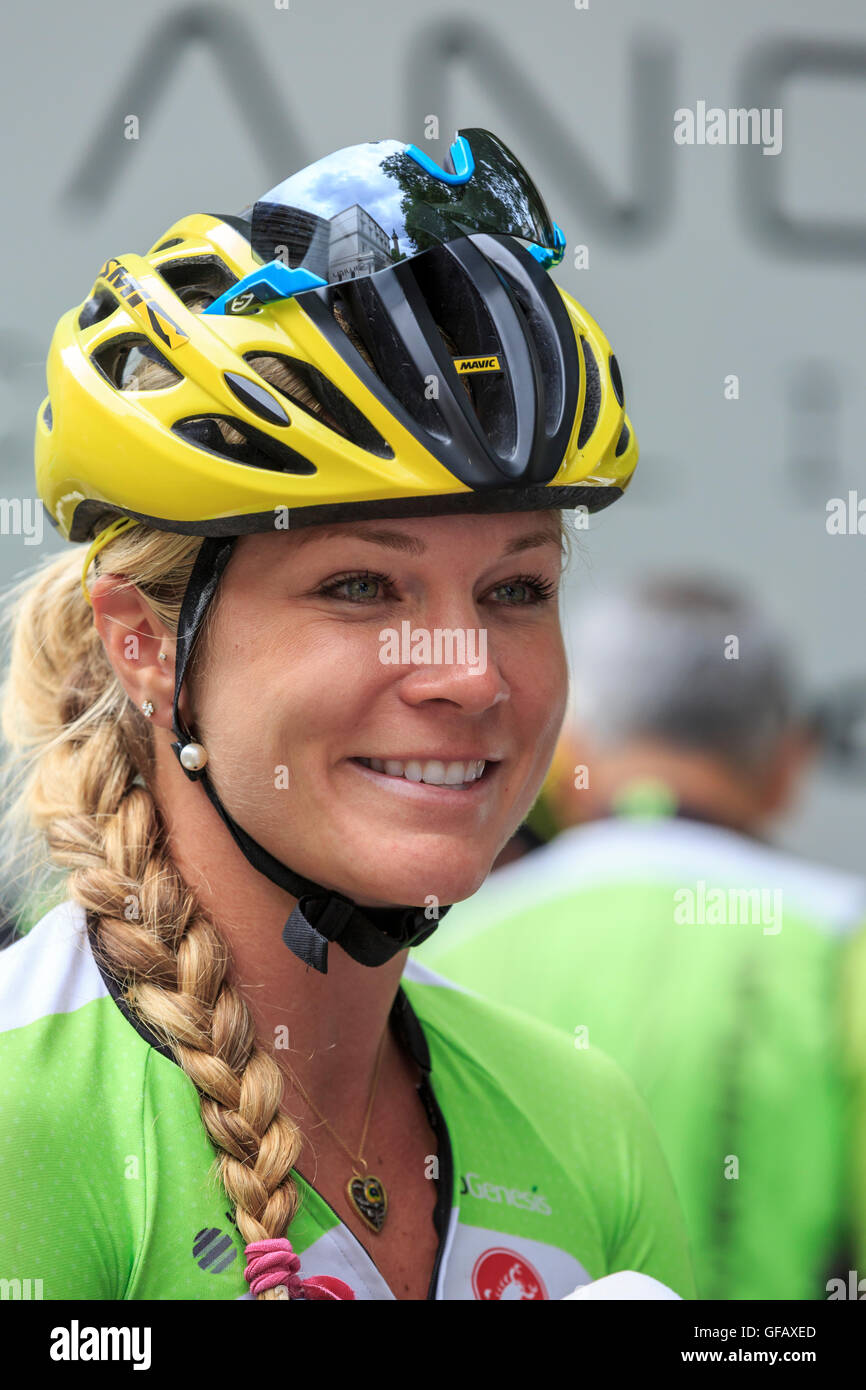 Londra, UK, 30 luglio 2016. Prudential RideLondon Classique. Alison Tetrick (Cyclance Pro Cyling) viene intervistato prima dell' inizio della RideLondon Classique - a 66km di gara che forma parte del UCI donne del mondo Tour. Credito: Clive Jones/Alamy Live News Foto Stock