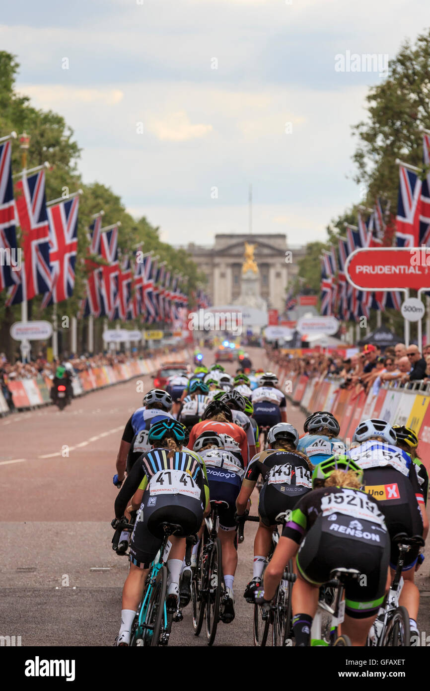 Londra, UK, 30 luglio 2016. Prudential RideLondon Classique. Il peloton race down The Mall verso la linea del traguardo e Buckingham Palace, durante la RideLondon Classique - a 66km di gara che forma parte del UCI donne del mondo Tour. Credito: Clive Jones/Alamy Live News Foto Stock