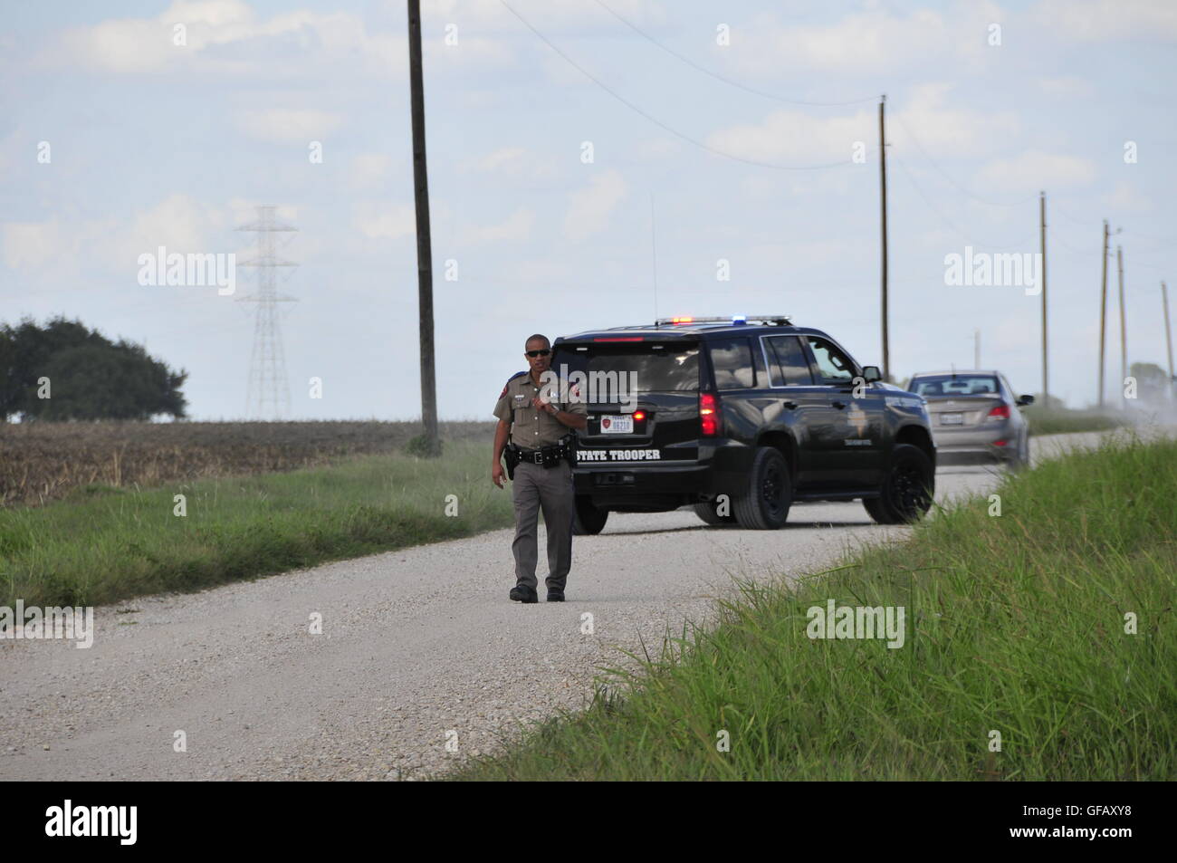 (160731) -- LOCKHART, luglio 31, 2016 (Xinhua) -- un funzionario di polizia lavora presso il sito di un palloncino crash incidente nei pressi Lockhart, una città nella parte centrale degli Stati Uniti di stato del Texas, 30 luglio 2016. Stati Uniti Texas Dipartimento della pubblica sicurezza ha confermato che 16 persone sono state uccise il sabato mattina dopo una mongolfiera ha preso fuoco e si è schiantato vicino Lockhart. L'incidente è avvenuto poco dopo le 7:40 a.m. ora locale di sabato nei pressi di Lockhart, quando la mongolfiera con almeno 16 persone a bordo si è schiantato in un pascolo, la Federal Aviation Administration (FAA) ha detto in una dichiarazione sul Saturda Foto Stock