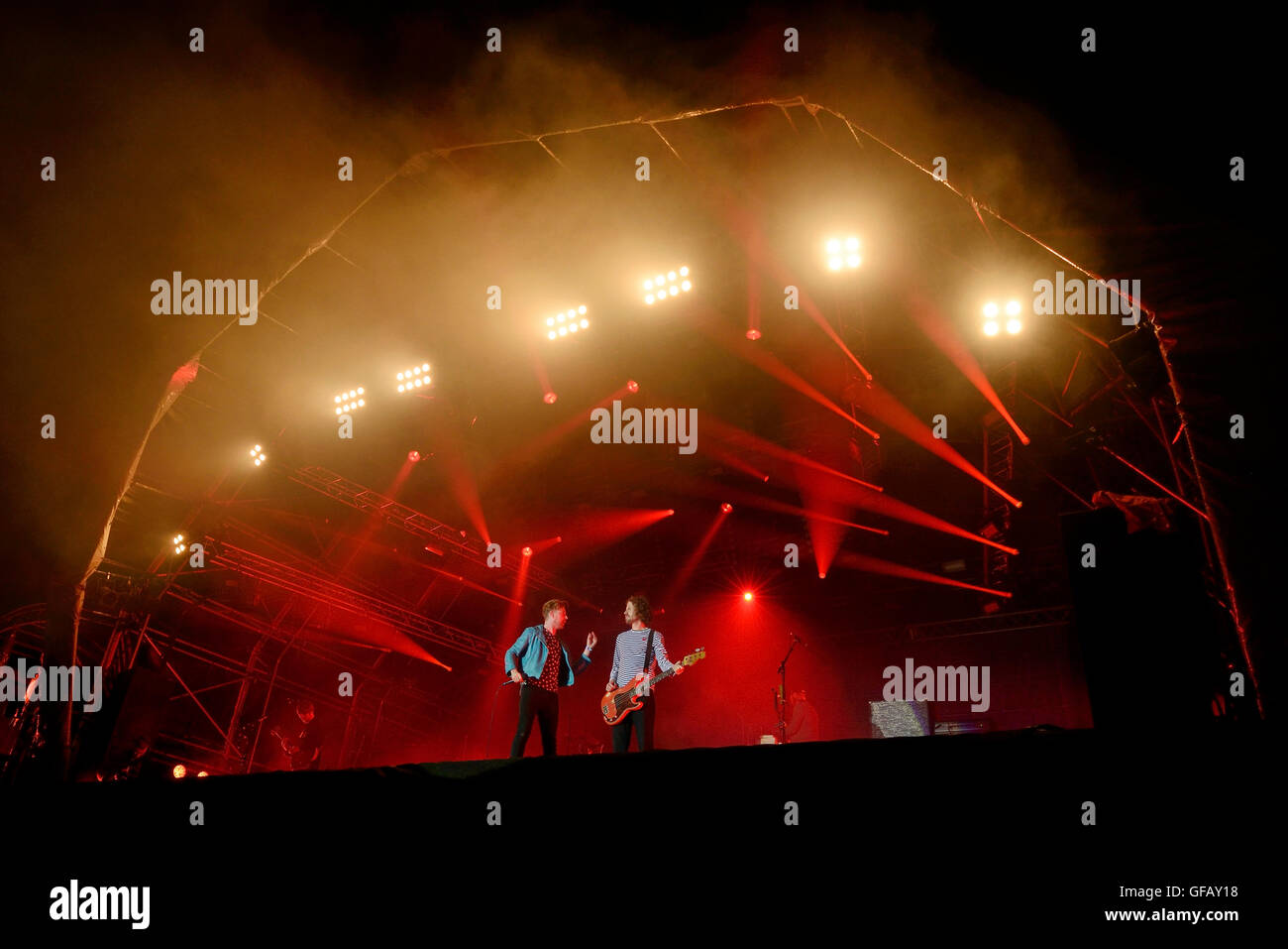 Carfest Nord, Bolesworth, Cheshire, Regno Unito. Il 30 luglio 2016. Kaiser Chiefs esibirsi sul palco principale. La manifestazione è il frutto di Chris Evans e dispone di 3 giorni di automobili, musica e intrattenimento con i profitti di essere donati alla carità i bambini in stato di bisogno. Andrew Paterson/Alamy Live News Foto Stock