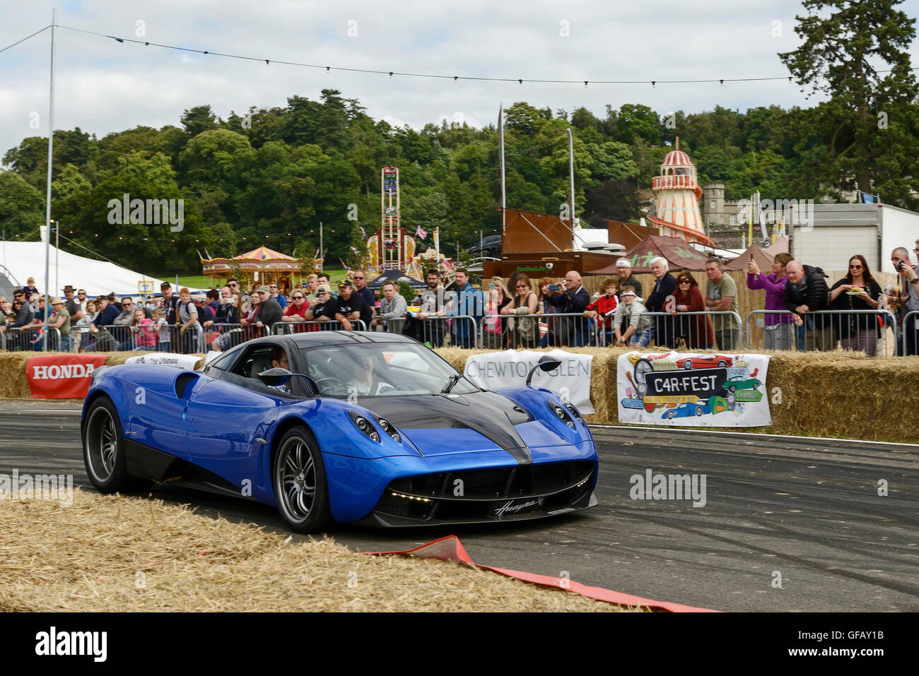 Carfest Nord, Bolesworth, Cheshire, Regno Unito. Il 30 luglio 2016. Una Pagani Huayra in pista. La manifestazione è il frutto di Chris Evans e dispone di 3 giorni di automobili, musica e intrattenimento con i profitti di essere donati alla carità i bambini in stato di bisogno. Andrew Paterson/Alamy Live News Foto Stock