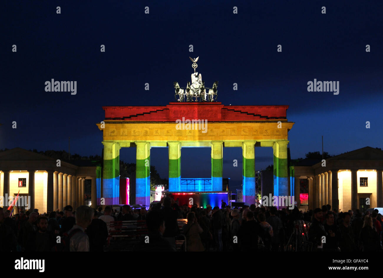 Berlino, Germania. Il 18 giugno, 2016. FILE - La Porta di Brandeburgo brilla con i colori del arcobaleno dopo l'attacco di un club gay in Orlando, durante una solenne veglia con il titolo 'Berlino per Orlando" di Berlino, Germania, 18 giugno 2016. Foto: JOERG CARSTENSEN/dpa/Alamy Live News Foto Stock