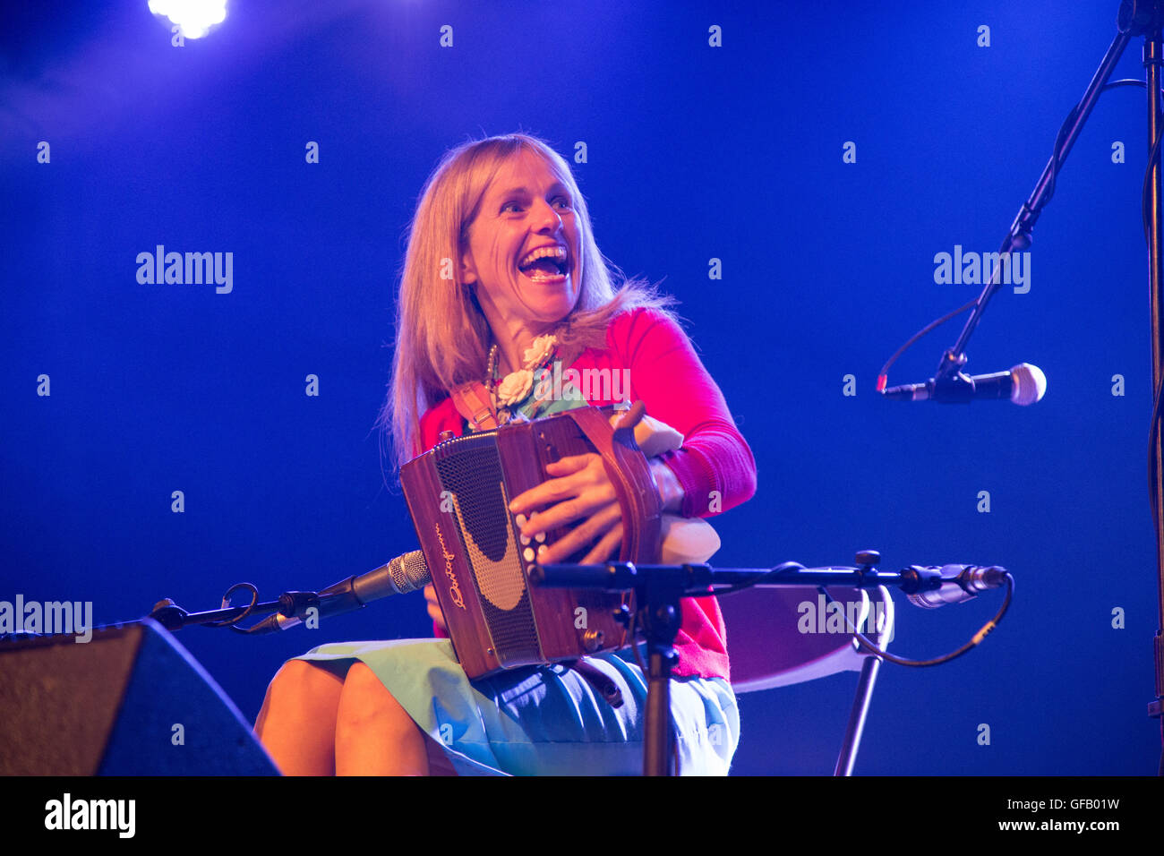 Sidmouth, Regno Unito. Il 30 luglio, 2016. Sharon Shannon e la sua band sul palco a Sidmouth Folk Festival. In base nel sud ovest dell'Inghilterra, la Settimana della musica folk è stato avviato a partire dal1955. © Tony Charnock, Alamy LiveNews Foto Stock