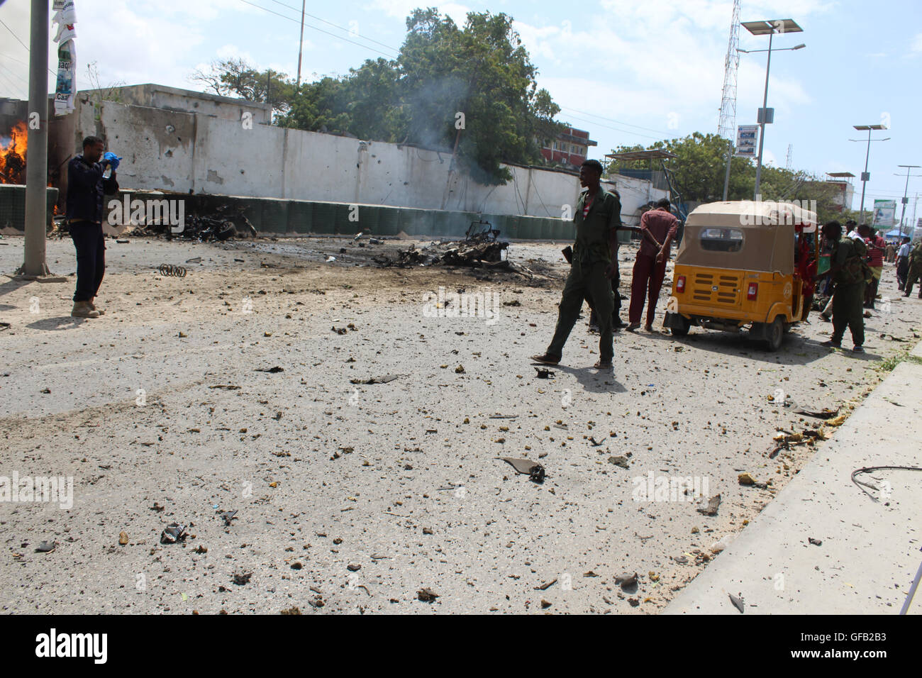 Mogadiscio. 31 Luglio, 2016. Foto scattata a luglio 31, 2016 mostra il sito di un autobomba a Mogadiscio, capitale della Somalia. Almeno cinque persone sono state uccise e molti altri sono stati feriti domenica in vettura gemella lo scoppio di una bomba presso la sede della Somalia di indagini penali reparto (CID) nella capitale Mogadiscio. Credito: Faisal Isse/Xinhua/Alamy Live News Foto Stock