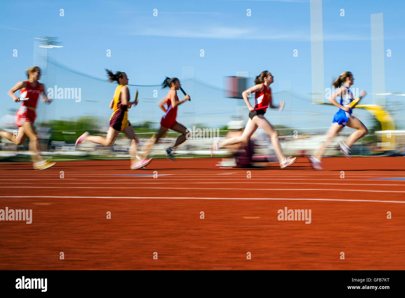 Motion Blur vista panoramica della femmina di alta scuola gli studenti partecipano all'Henderson Invitational Track & Field soddisfare; West Chester, PA Foto Stock