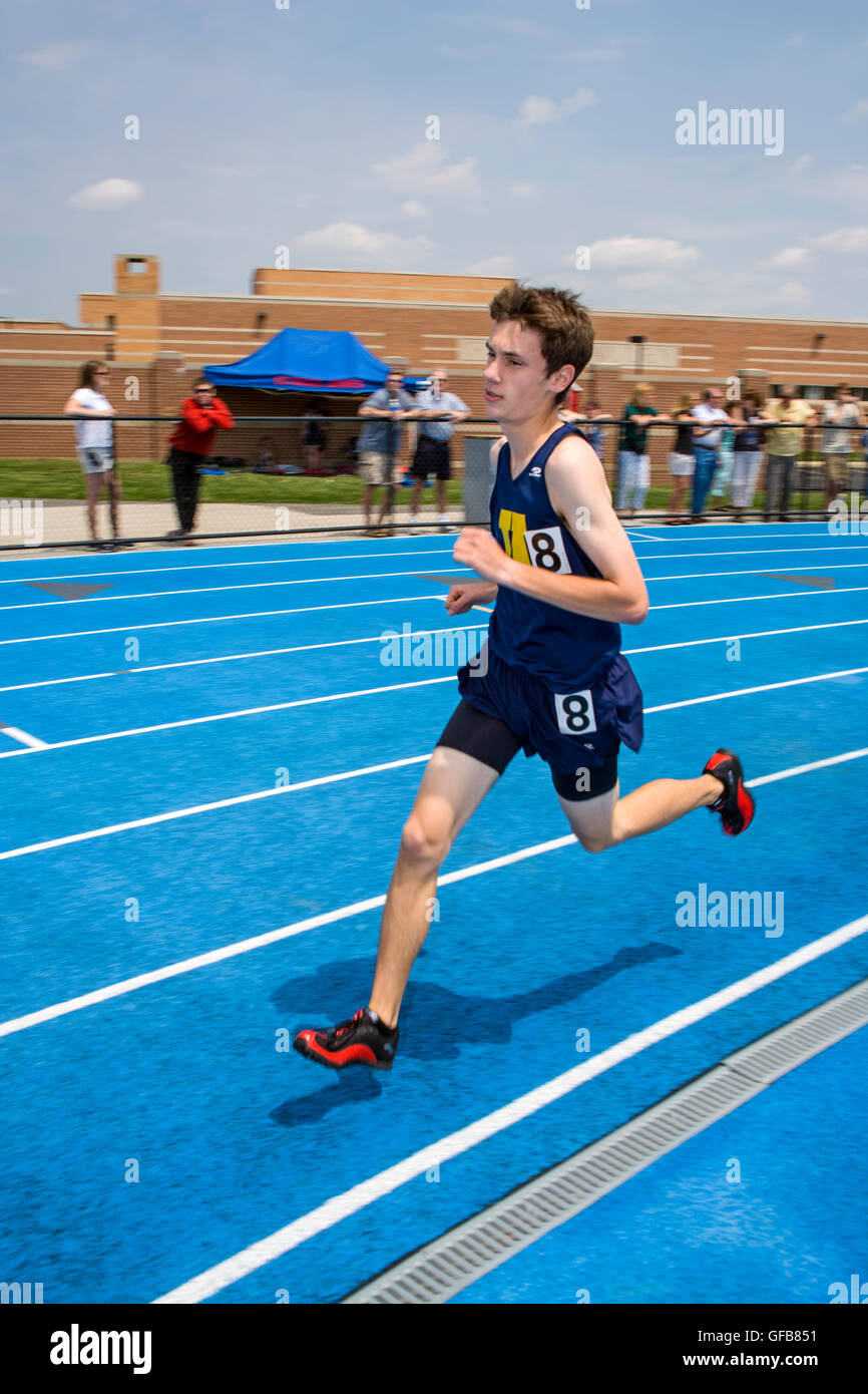 Maschio della high school runner compete al sud del Chester County League, Track & Field Championship soddisfare Foto Stock