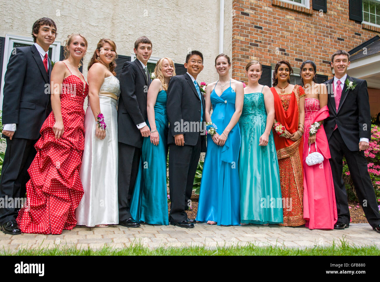 Gli adolescenti in abiti, vestiti & tuxedos pronto per senior high school  prom event Foto stock - Alamy