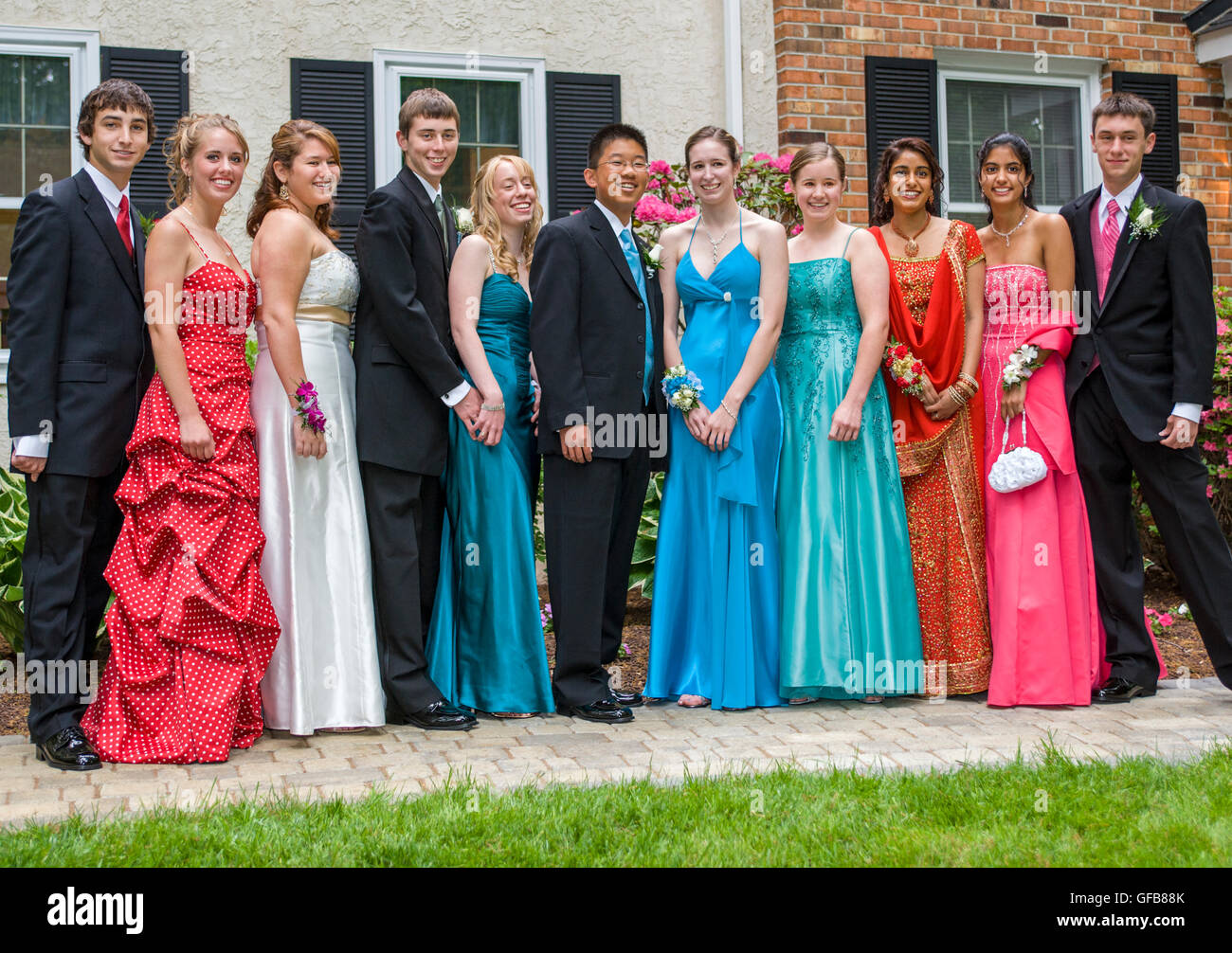 Gli adolescenti in abiti, vestiti & tuxedos pronto per senior high school  prom event Foto stock - Alamy