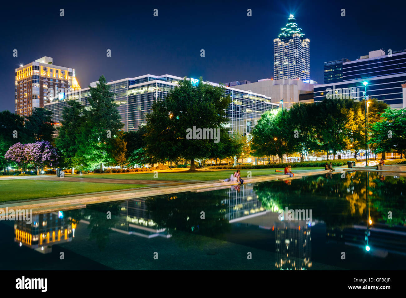 Riflettendo la piscina e gli edifici di notte, a Centennial Olympic Park di notte in Atlanta, Georgia. Foto Stock
