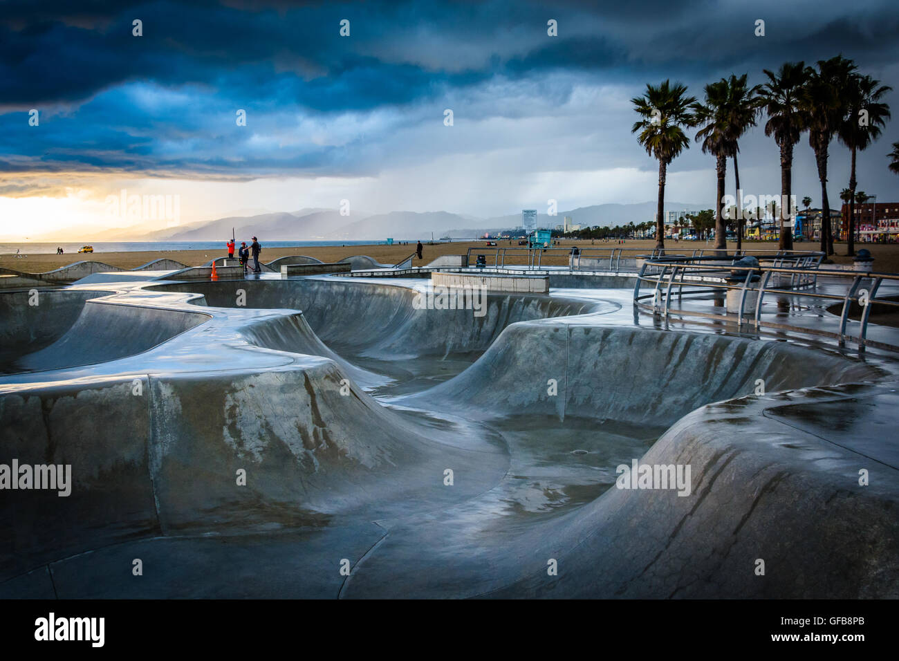 Il Venice Skate Park al tramonto, in Venice Beach, Los Angeles, California. Foto Stock