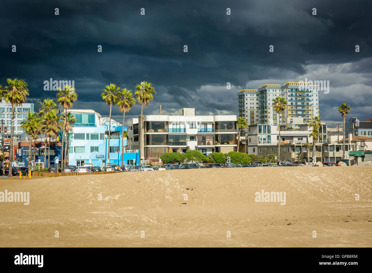 Vista della spiaggia e gli edifici in Venice Beach, Los Angeles, California. Foto Stock