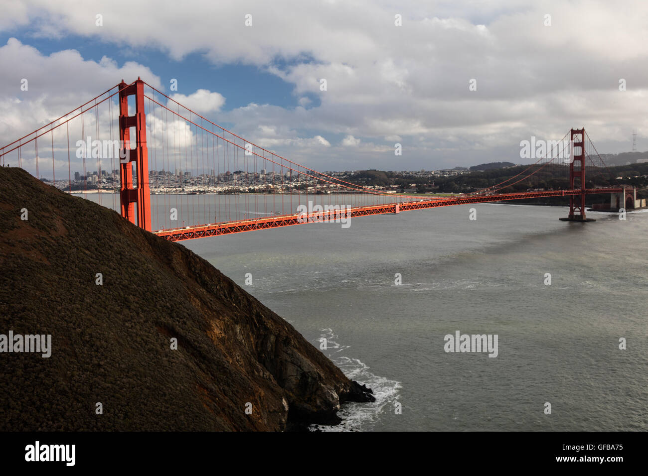 L'iconico Golden Gate Bridge collega la bellissima northernCalifornia città di San Francisco con la Scenic Marin Headlands. Foto Stock