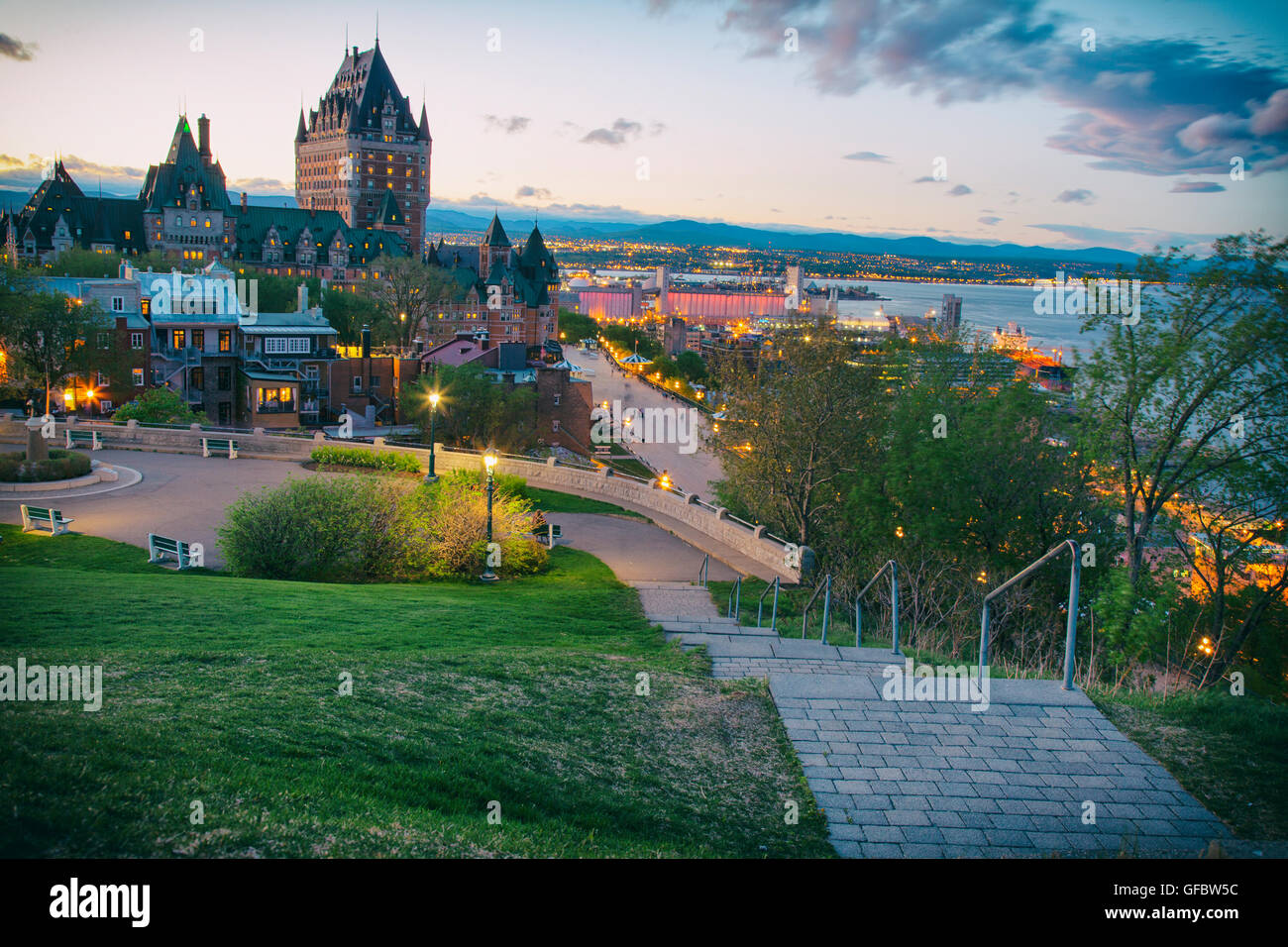 Chateau forntenac e Vecchia Quebec city in blu ora Foto Stock