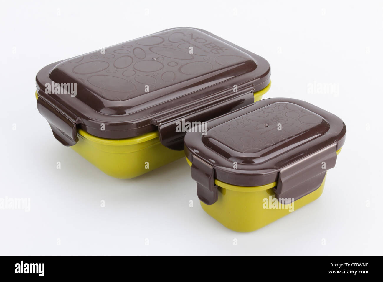 Pila di alimentare i contenitori in plastica isolato su bianco Foto Stock