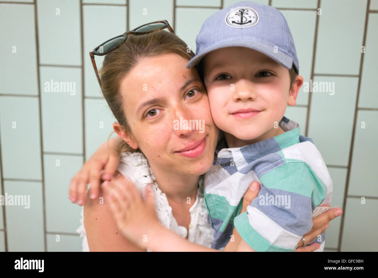 Madre e figlio avente un buon tempo Foto Stock