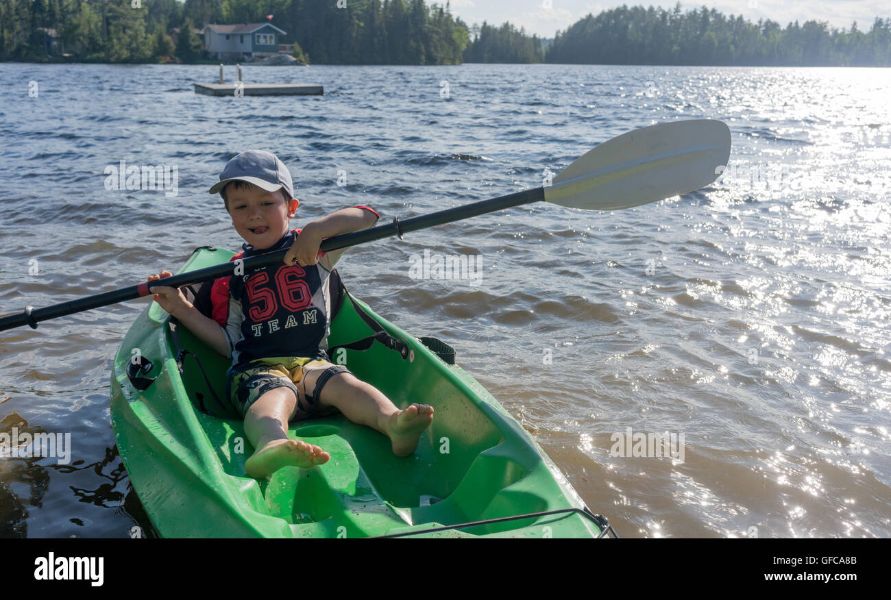 Bambino ragazzo kayak sul lago Foto Stock